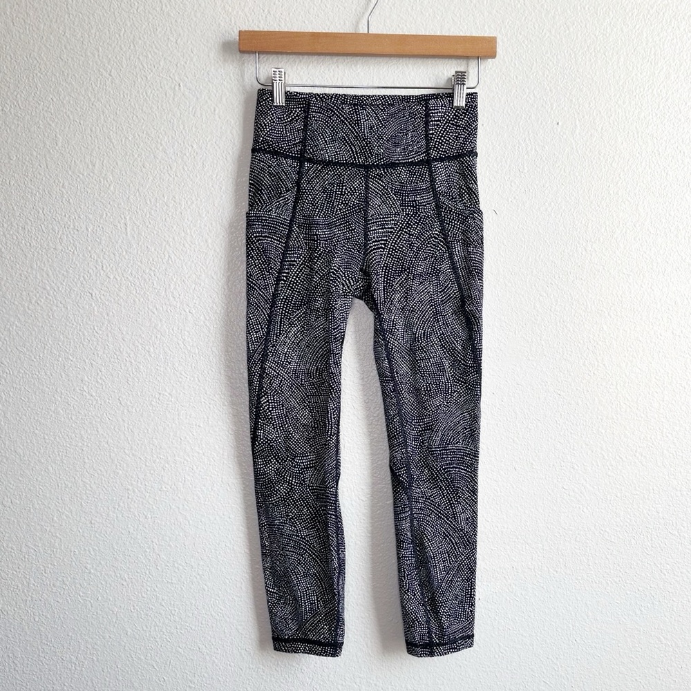 Lululemon Time To Sweat Crop 23" Free Spirit Alpine White Black Women’s Size 4
